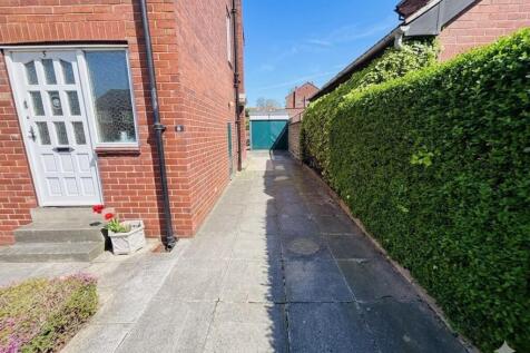 Off Street Parking / Driveway / Detached Garage: