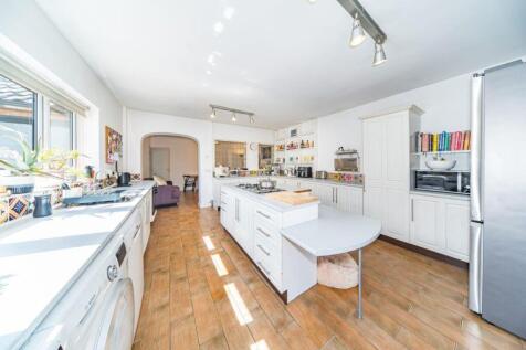 31 The Meadows kitchen 3.jpg