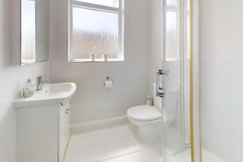 6-Castle-Road-Upper-Floor-Bathroom