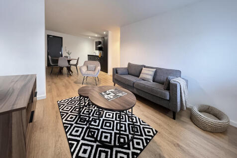 Modern 1 bed in a secure gated development with FREE superfast WiFi and Pet friendly living. Ideal for NHS staff and professionals seeking calm, green surroundings near Seacroft Hospital and fast rout