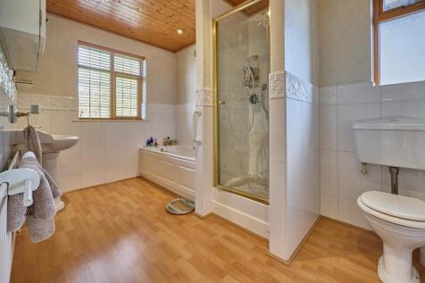 Family Bathroom to Front