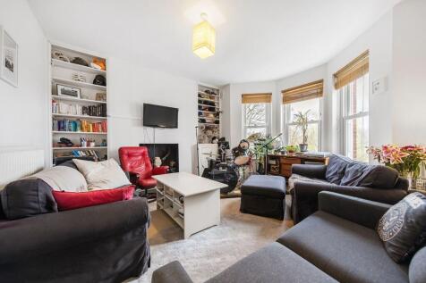 ZERO DEPOSIT AVAILABLE. LONG LET. An amazing spacious 2 bedroom 2nd floor flat in a period property with a fantastic kitchen / breakfast room that leads onto a balcony with great view.