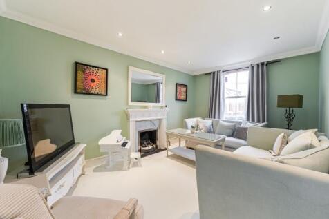 **SHORT-LET** ALL BILLS INCLUDED An impressive one bedroom apartment set on the third floor of this well maintained conversion in the heart of Kensington. Benefitting for a large private roof terrace