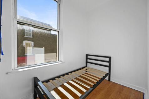 Excellent studio apartment, with wooden floors, kitchenette and contemporary shower room. Located close to the shops and amenities on Shepherds Bush Road and a short walk from the transport links at H