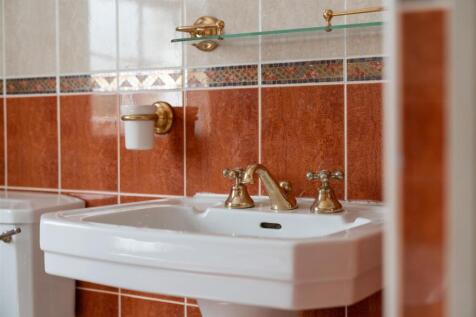 Family Bathroom-4.jpg