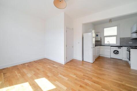 A well-presented one-bedroom apartment ideally located directly opposite Balham Station, offering exceptional transport links and easy access to the amenities of Balham.
