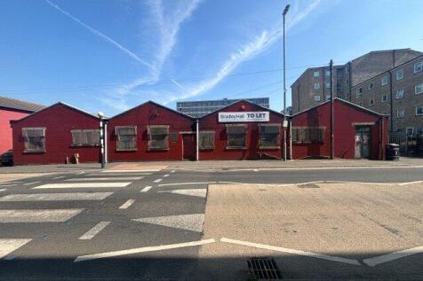 Distribution Warehouse to rent in huddersfield
