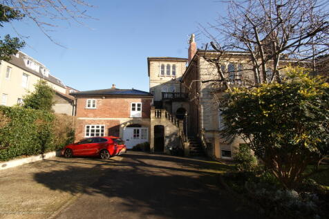 RARE OPPORTUNITY TO RENT A TWO DOUBLE BEDROOM MAISONETTE WITH OFF STREET PARKING & COMMUNAL GARDENS IN A QUIET BACKWATER OFF WHITELADIES ROAD. The apartment comprises large living room with feature fi
