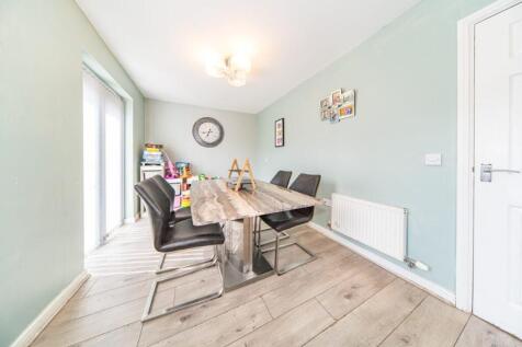 8 Riverside Mews dining area.jpg