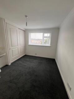 31 Dinchall Rd Bedroom main.jpg