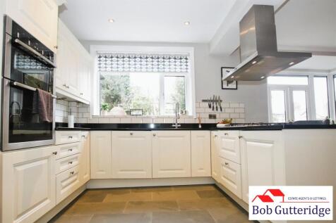 OPEN PLAN FITTED KITCHEN/DINING ROOM