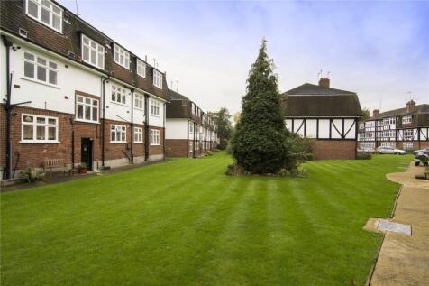 A well-presented one bedroom apartment set on the second floor, ideally located on the sought-after Hermon Hill, perfectly positioned between Snaresbrook and Wanstead Underground stations. Set within