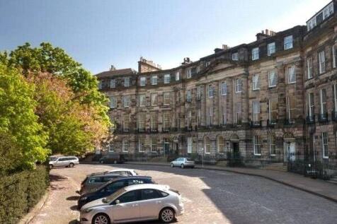 NON HMO First floor unfurnished flat situated in the New Town, this apartment provides spacious accommodation and is ideal for those looking to be close to the city centre, yet enjoy the peaceful situ