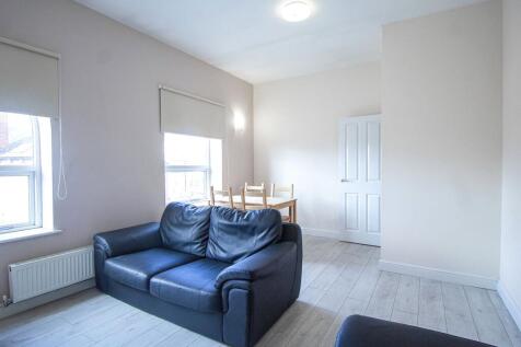 Listing code 320710. Find our 3-bed apartment at 31 Clarendon Road, designed with everything you need and complete with all bills included - perfect for students in Leeds. Ideal for sharing with frien