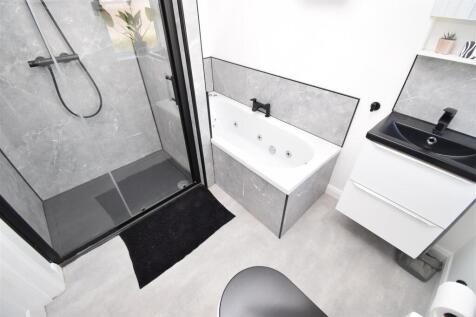 EN-SUITE BATHROOM