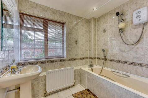 1 Saxon Court-bathroom.jpg