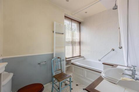 Undercliffe 1 Bathroom.jpg