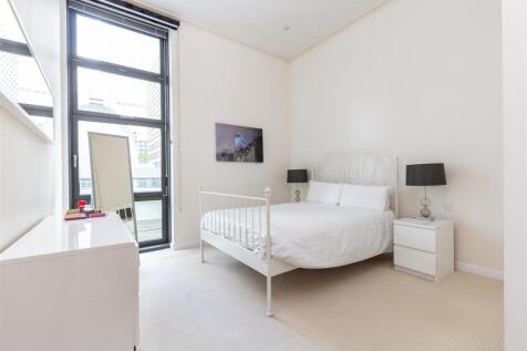 Spacious and bright, dock facing one-bedroom apartment with large terarace in the every popular Discovery Dock West. The apartment is situated in a portered (24/7) block which is located within a 5 mi