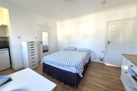 Studio to rent in Hendon central, London NW4