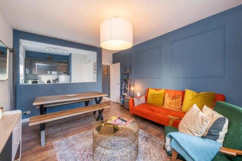 Charming two bedroom apartment located moments from Liverpool Street and Spitalfields.