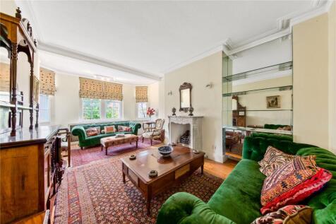 A spacious three bedroom apartment situated on the third floor of a well presented portered block, on the famous Abbey Road, within walking distance of the underground station (Jubilee Line). Hot wate