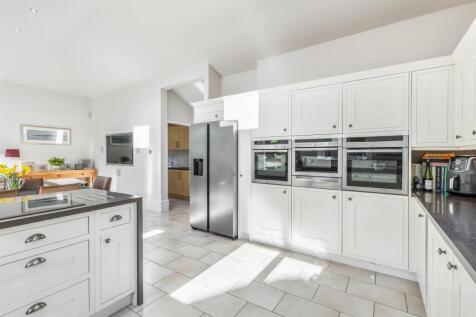 4 bed, 2 bath Detached in Glasgow - Photo 15