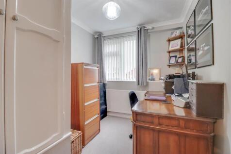 6 HIGHCLIFFE WAY WICKFORD-14.jpg