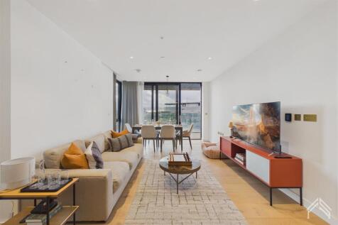 Limited offer- £4,000 Prezzee voucher | 900 sq ft | Large Balcony | 24/7 Concierge & Gym | Furnished or Unfurnished. This spacious 2-bedroom apartment in Zone 1 offers 900 sq ft of thoughtfully design