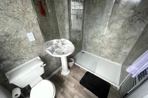 Bedroom 1 En-Suite.JPG