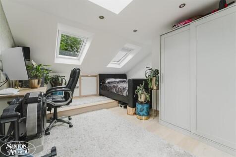 27 Station Road bed 1.jpg