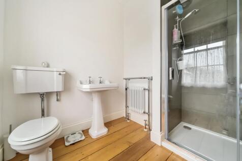 Principal bedroom en-suite