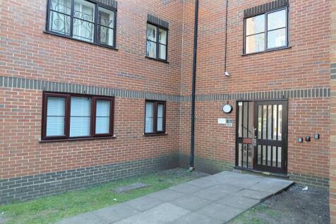 Bright and spacious top-floor 1-bedroom flat on Gladbeck Way, EN2 close to Enfield Chase station, with gas heating, residents parking, and available now at £1300 pcm.