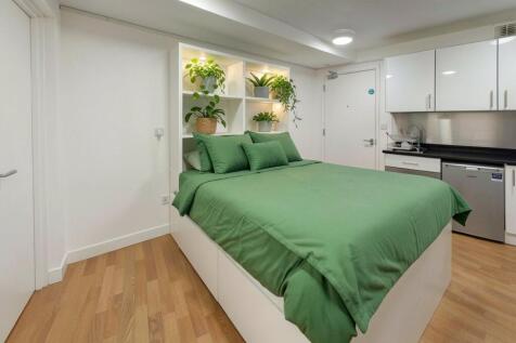 Key features: all bills included, dishwasher, modern. This EXCEPTIONAL furnished STUDENT studio apartment sits in a FANTASTIC LOCATION just a 5 minute walk from the City Centre, 10 minutes from the Un