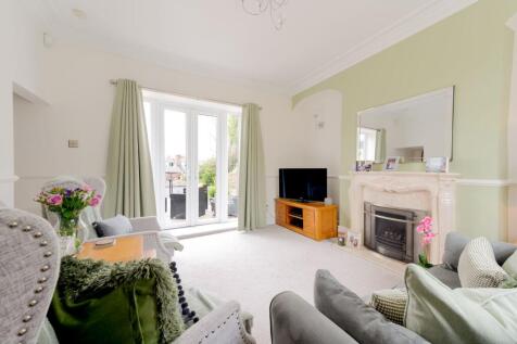 KITCHEN DINER AND LOUNGE