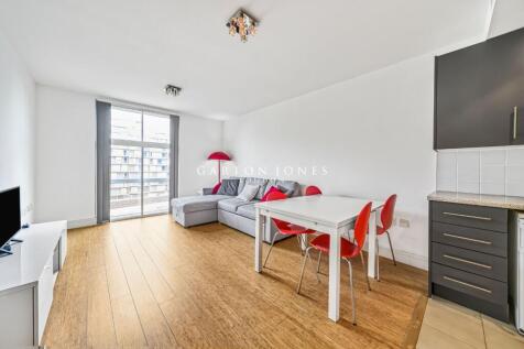 A well-presented one-bedroom apartment with secure parking, set within the sought-after Warwick Building at Chelsea Bridge Wharf. Ideally positioned moments from Battersea Park and the iconic Batterse