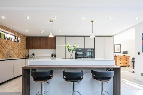 Kitchen and breakfast bar