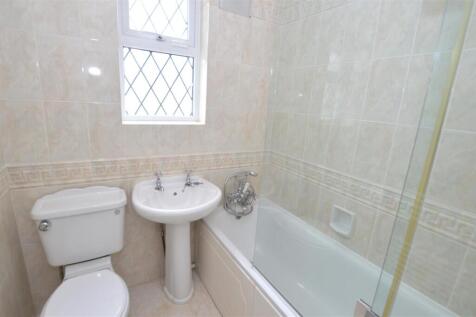 4 Woodlawn Cres bath.JPG