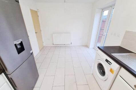 3 bed, 1 bath Semi-Detached in Manchester - Photo 6