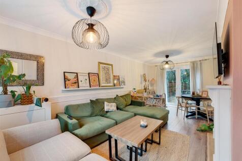 118 Coronation Drive lounge .jpg