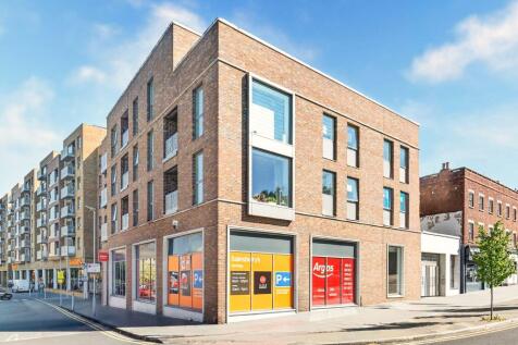 A beautifully presented two-bedroom apartment set within the highly sought-after Smithfield Square, N8.