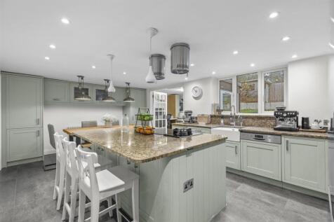 7 Guinions Rd, HP13 7NT-15.jpg