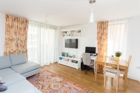 Available this summer is this stunning, well presented, one bedroom apartment located in Brampton House, part of the well known Maple Quays development at Canada Water, SE16.