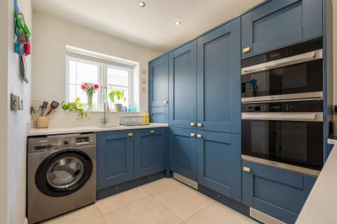 KITCHEN DINER AND LOUNGE