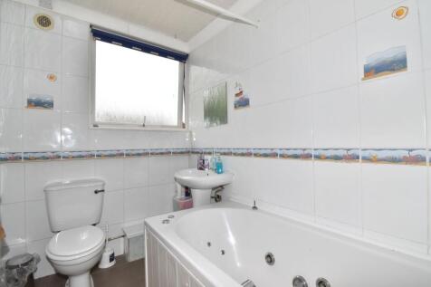 BATHROOM (FIRST FLOOR)