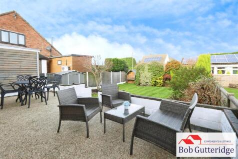 ENCLOSED REAR GARDEN