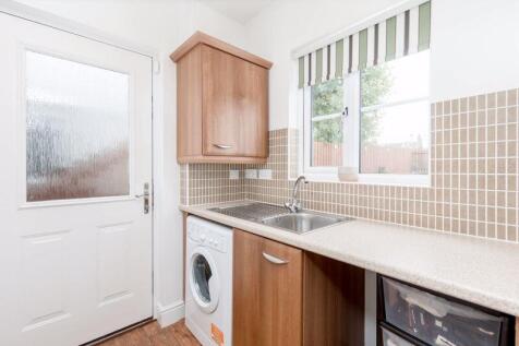 4 bed, 2 bath Detached in Leeds - Photo 9