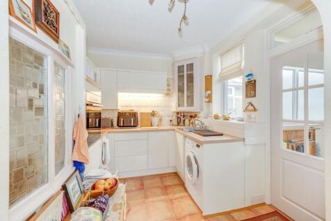 KITCHEN, LOUNGE AND DINER