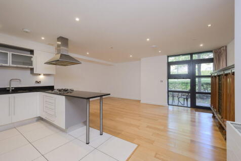 2 Bedroom Flat in SW18 5QY