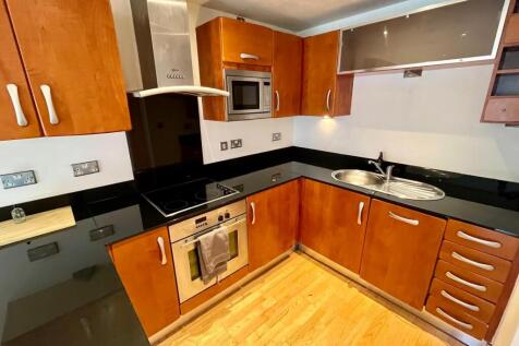 TWO BEDROOMS - TWO BATHROOMS ALLOCATED PARKING FANTASTIC CITY VIEWS BALCONY FACING LEEDS CITY CENTRE