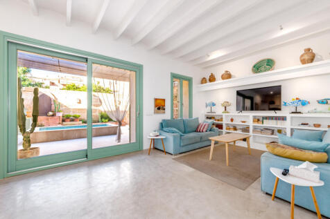 Beautifully renovated townhouse with pool in Sineu